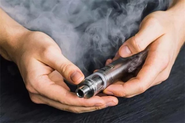 Deadly divergence of electronic cigarettes: American suppresses, while Britain welcomes