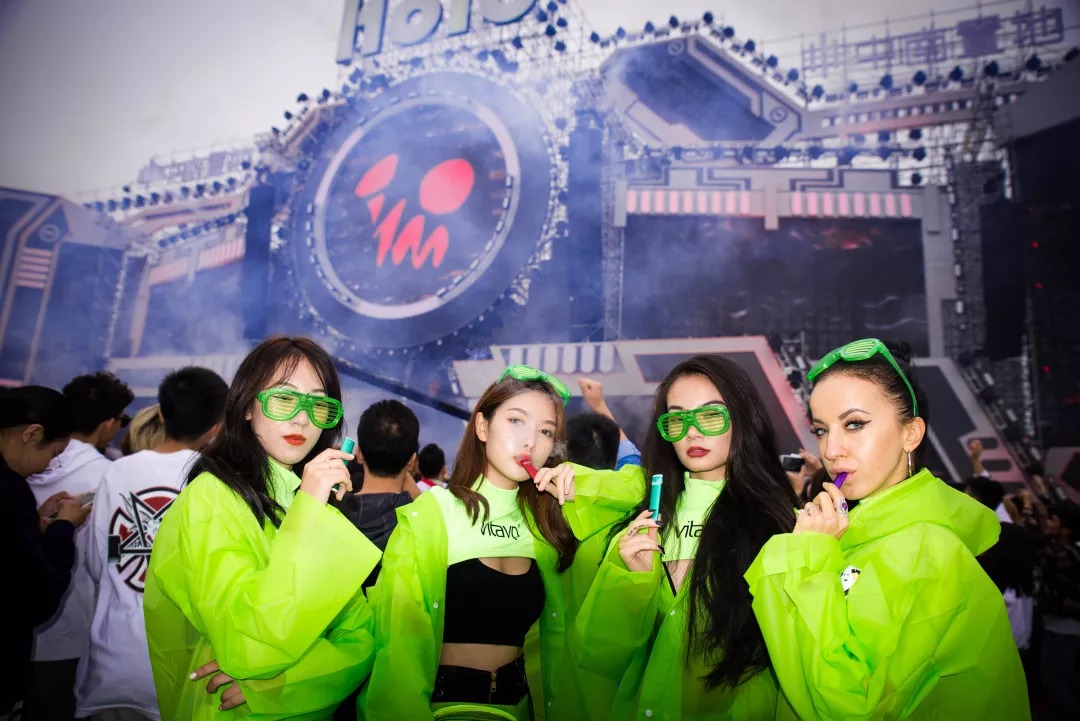 vitavp girls dances with Transformers in Chang'an City