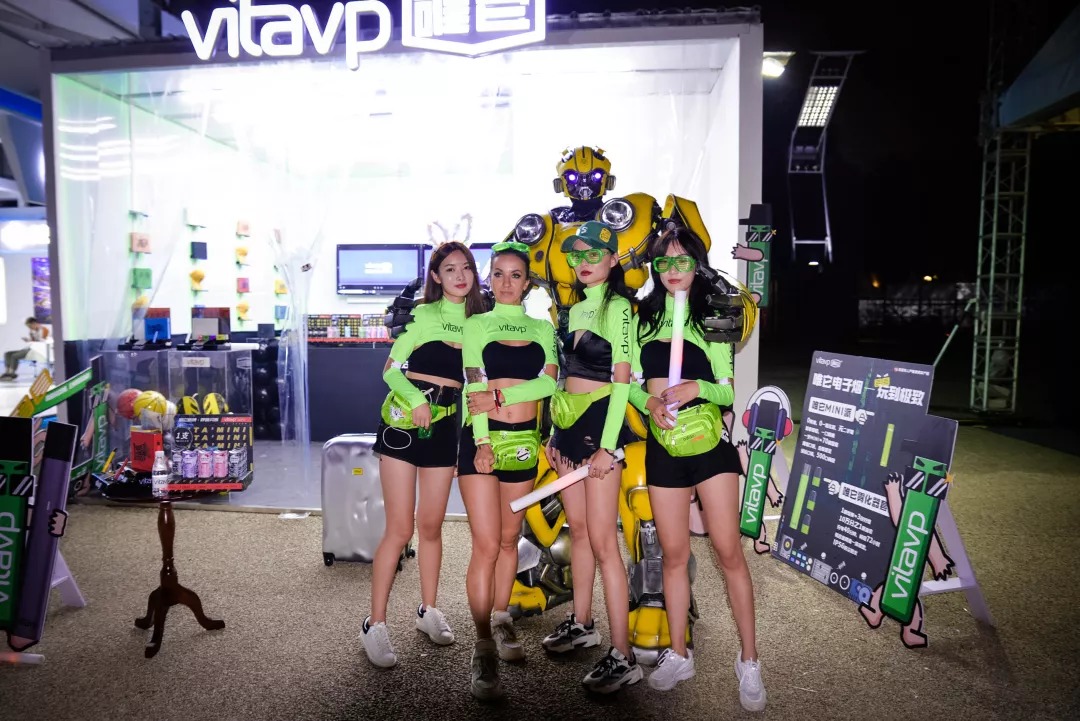 vitavp girls dances with Transformers in Chang'an City