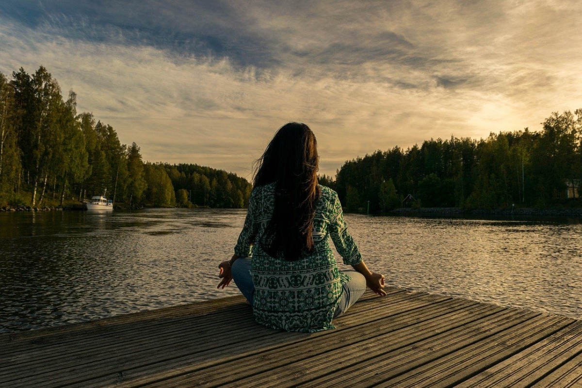 Via: <a href="https://pixabay.com/photos/yoga-woman-lake-outdoors-2176668/"><u>https://pixabay.com/photos/yoga-woman-lake-outdoors-2176668</u></a>/